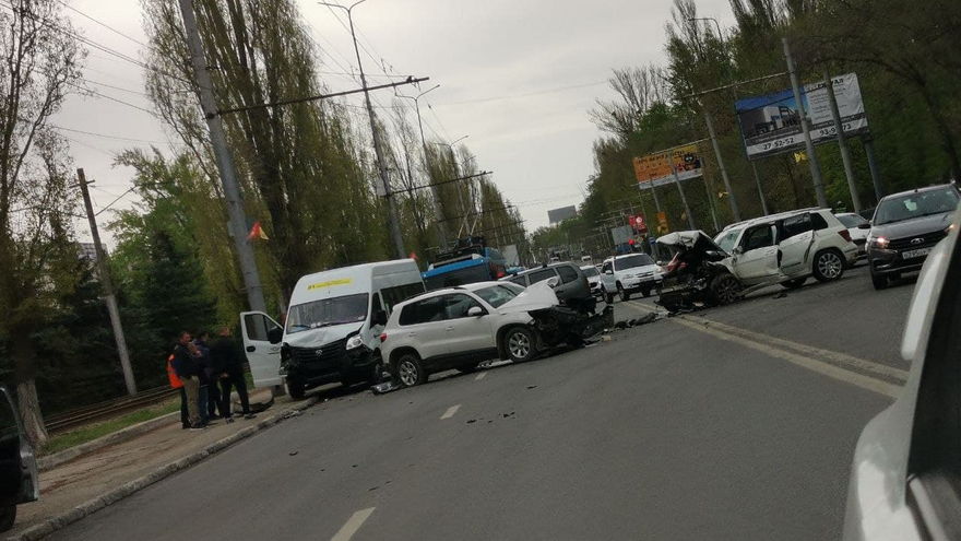 Массовая авария на проспекте 50 лет Октября: водитель Mercedes скончался