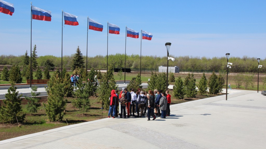 Победная весна: саратовцы танцевали под советские песни в Парке покорителей космоса