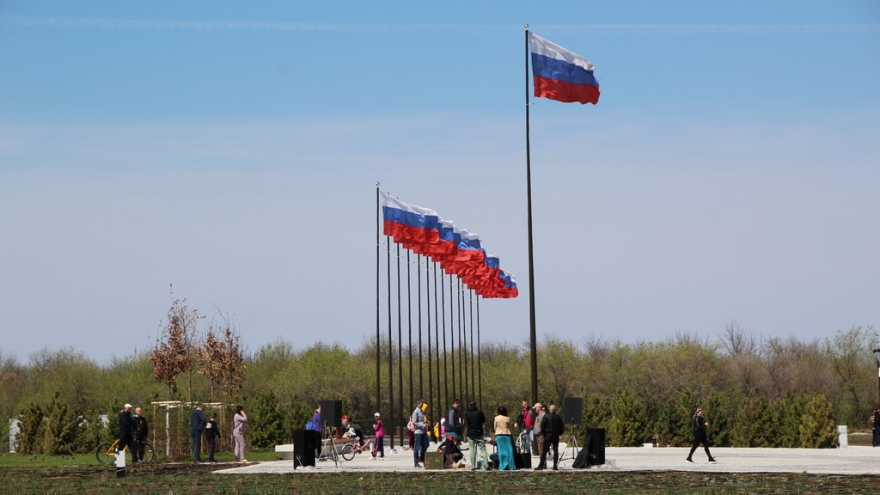 Победная весна: саратовцы танцевали под советские песни в Парке покорителей космоса