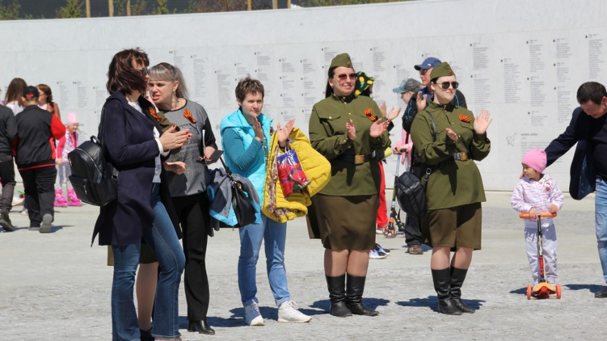 Победная весна: саратовцы танцевали под советские песни в Парке покорителей космоса