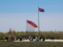 Победная весна: саратовцы танцевали под советские песни в Парке покорителей космоса