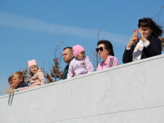 Победная весна: саратовцы танцевали под советские песни в Парке покорителей космоса