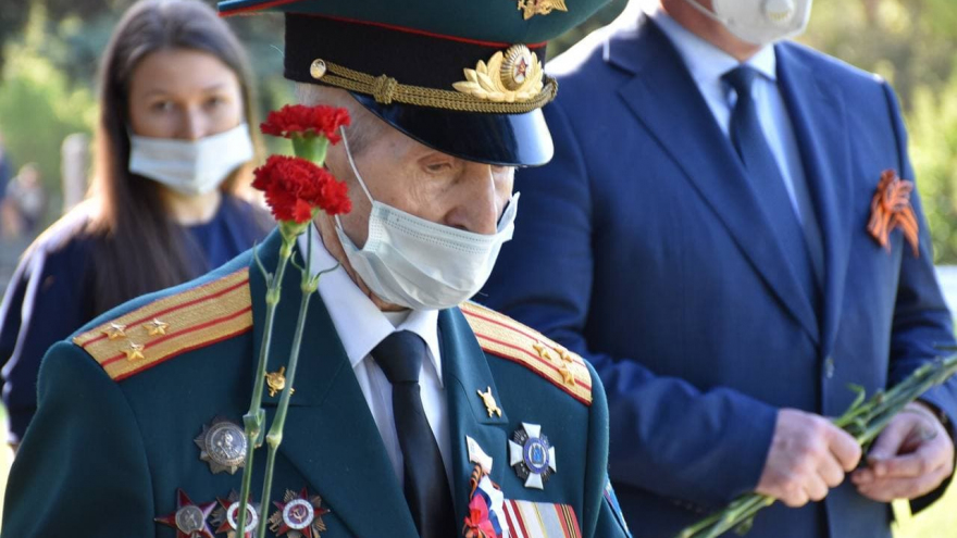 Праздник Победы: на Воскресенском кладбище возложили цветы к памятнику Воину-освободителю