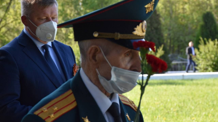 Праздник Победы: на Воскресенском кладбище возложили цветы к памятнику Воину-освободителю