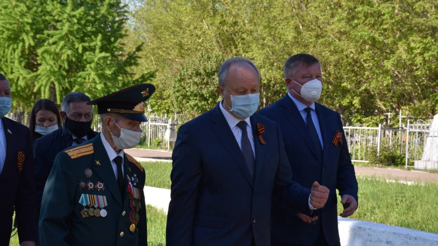 Праздник Победы: на Воскресенском кладбище возложили цветы к памятнику Воину-освободителю