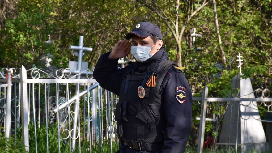 Праздник Победы: на Воскресенском кладбище возложили цветы к памятнику Воину-освободителю