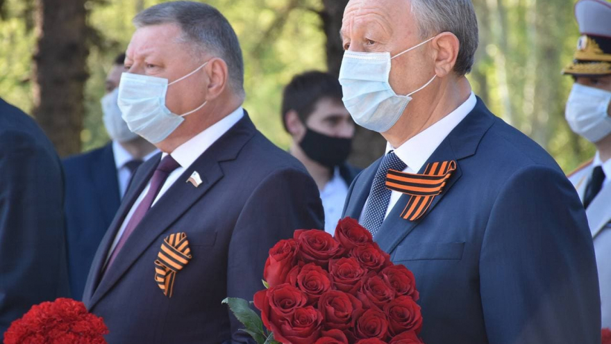 Праздник Победы: на Воскресенском кладбище возложили цветы к памятнику Воину-освободителю