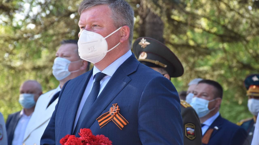 Праздник Победы: на Воскресенском кладбище возложили цветы к памятнику Воину-освободителю