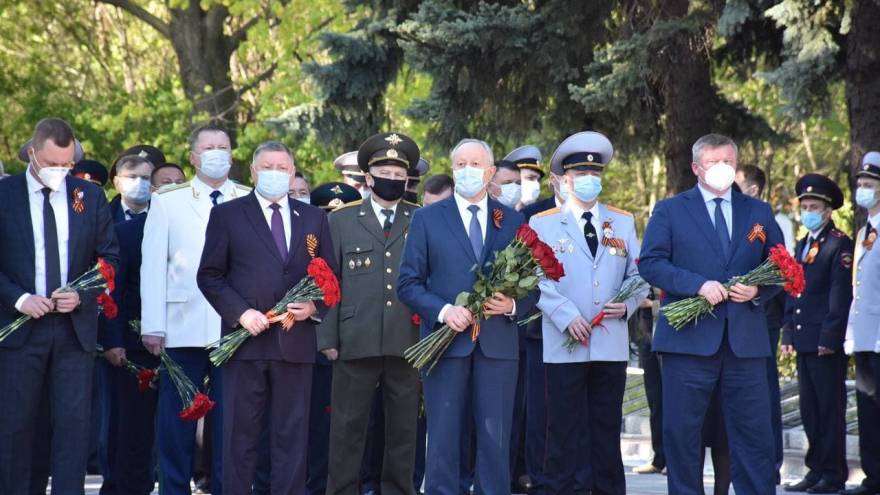 Праздник Победы: на Воскресенском кладбище возложили цветы к памятнику Воину-освободителю