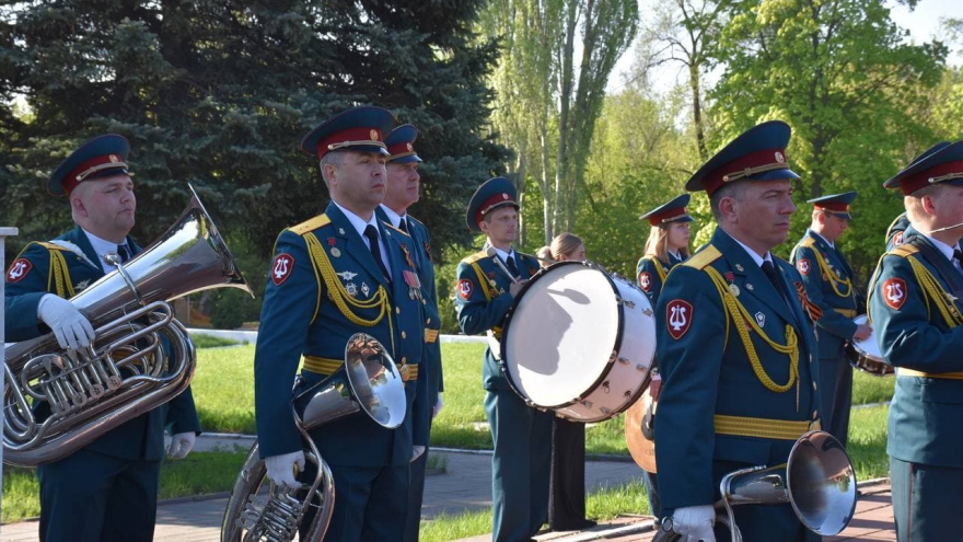 Праздник Победы: на Воскресенском кладбище возложили цветы к памятнику Воину-освободителю