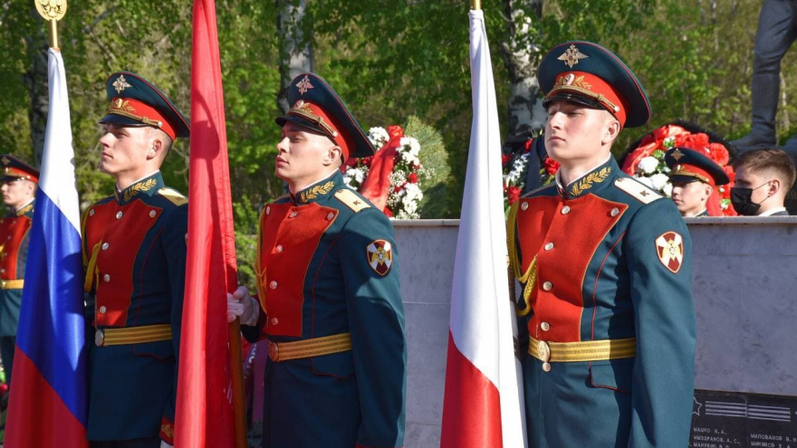 Праздник Победы: на Воскресенском кладбище возложили цветы к памятнику Воину-освободителю