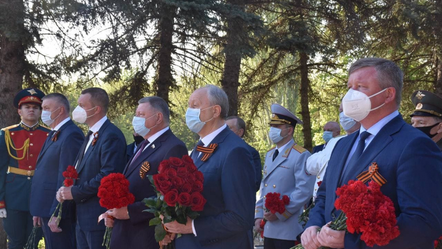 Праздник Победы: на Воскресенском кладбище возложили цветы к памятнику Воину-освободителю