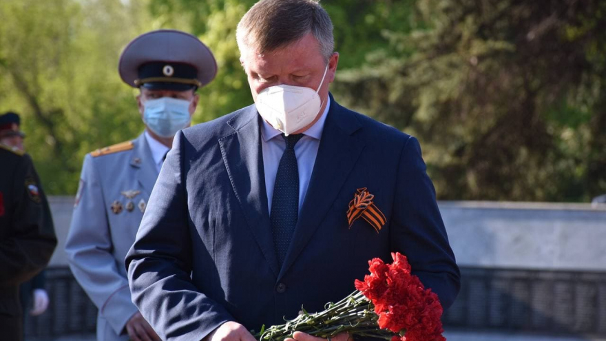 Праздник Победы: на Воскресенском кладбище возложили цветы к памятнику Воину-освободителю