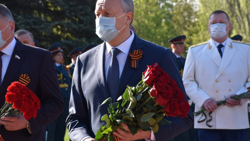 Праздник Победы: на Воскресенском кладбище возложили цветы к памятнику Воину-освободителю