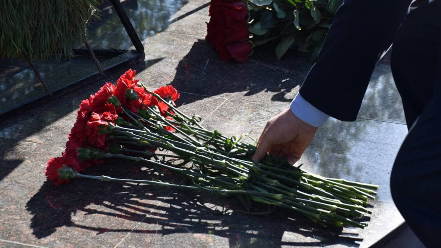 Праздник Победы: на Воскресенском кладбище возложили цветы к памятнику Воину-освободителю