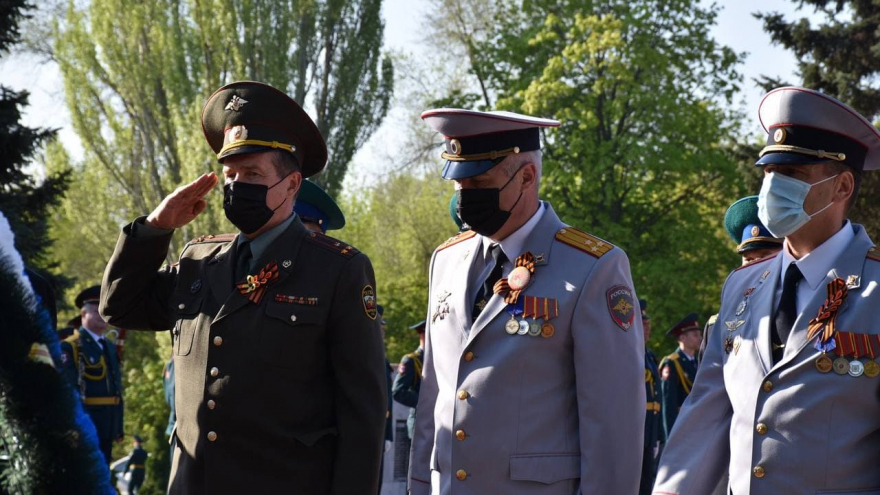 Праздник Победы: на Воскресенском кладбище возложили цветы к памятнику Воину-освободителю