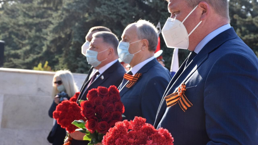 Праздник Победы: на Воскресенском кладбище возложили цветы к памятнику Воину-освободителю
