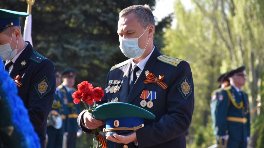 Праздник Победы: на Воскресенском кладбище возложили цветы к памятнику Воину-освободителю