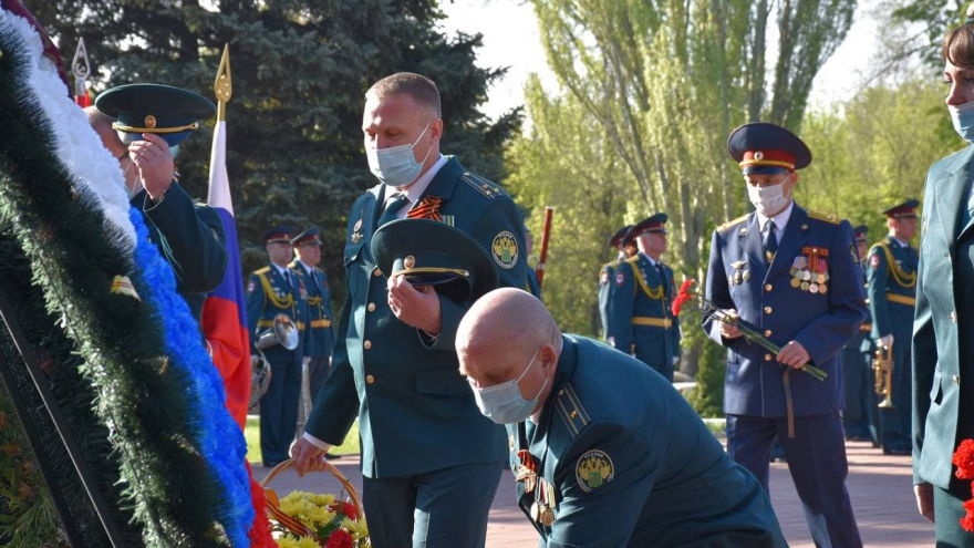 Праздник Победы: на Воскресенском кладбище возложили цветы к памятнику Воину-освободителю
