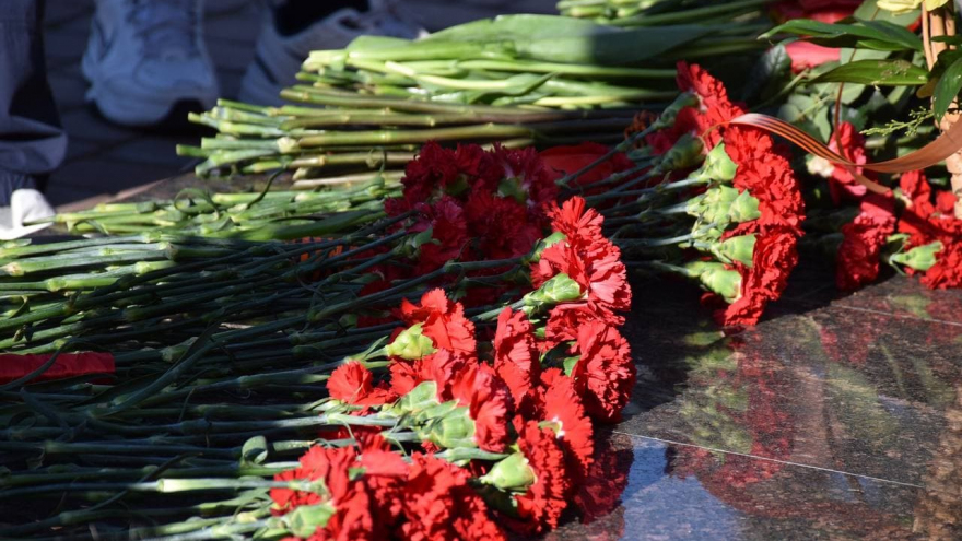 Праздник Победы: на Воскресенском кладбище возложили цветы к памятнику Воину-освободителю