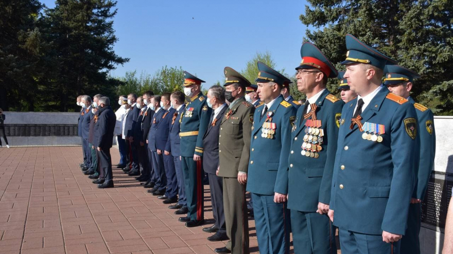 Праздник Победы: на Воскресенском кладбище возложили цветы к памятнику Воину-освободителю