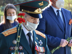 Праздник Победы: на Воскресенском кладбище возложили цветы к памятнику Воину-освободителю