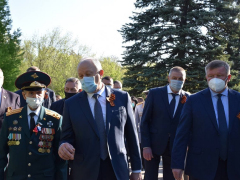 Праздник Победы: на Воскресенском кладбище возложили цветы к памятнику Воину-освободителю