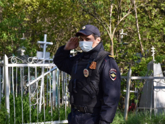Праздник Победы: на Воскресенском кладбище возложили цветы к памятнику Воину-освободителю