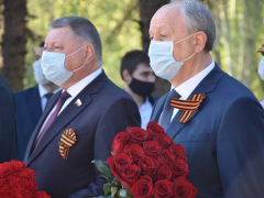 Праздник Победы: на Воскресенском кладбище возложили цветы к памятнику Воину-освободителю
