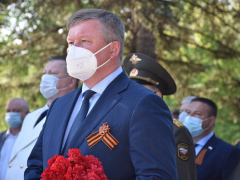 Праздник Победы: на Воскресенском кладбище возложили цветы к памятнику Воину-освободителю
