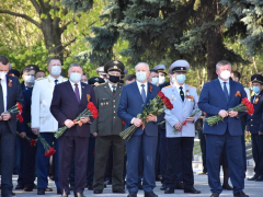 Праздник Победы: на Воскресенском кладбище возложили цветы к памятнику Воину-освободителю