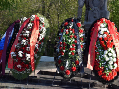Праздник Победы: на Воскресенском кладбище возложили цветы к памятнику Воину-освободителю
