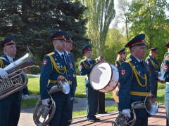 Праздник Победы: на Воскресенском кладбище возложили цветы к памятнику Воину-освободителю