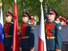 Праздник Победы: на Воскресенском кладбище возложили цветы к памятнику Воину-освободителю