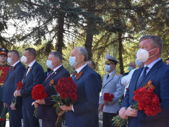 Праздник Победы: на Воскресенском кладбище возложили цветы к памятнику Воину-освободителю