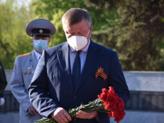 Праздник Победы: на Воскресенском кладбище возложили цветы к памятнику Воину-освободителю