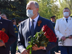 Праздник Победы: на Воскресенском кладбище возложили цветы к памятнику Воину-освободителю