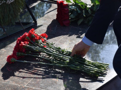 Праздник Победы: на Воскресенском кладбище возложили цветы к памятнику Воину-освободителю