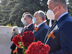 Праздник Победы: на Воскресенском кладбище возложили цветы к памятнику Воину-освободителю
