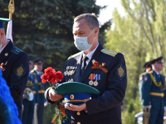 Праздник Победы: на Воскресенском кладбище возложили цветы к памятнику Воину-освободителю