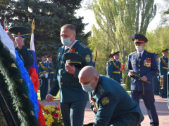 Праздник Победы: на Воскресенском кладбище возложили цветы к памятнику Воину-освободителю