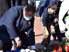Праздник Победы: на Воскресенском кладбище возложили цветы к памятнику Воину-освободителю