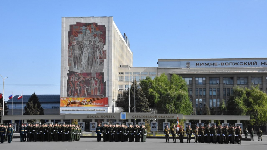 В Саратове состоялось шествие, посвященное Победе (фоторепортаж)
