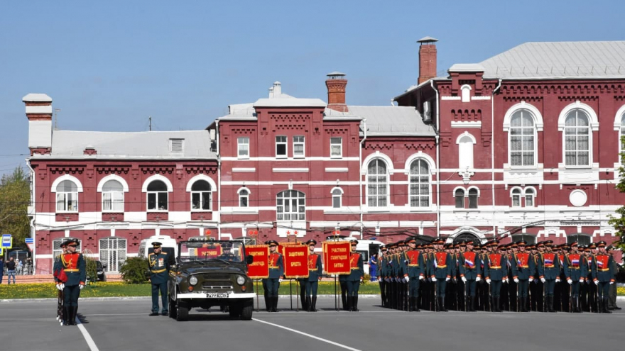 В Саратове состоялось шествие, посвященное Победе (фоторепортаж)