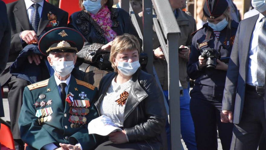 В Саратове состоялось шествие, посвященное Победе (фоторепортаж)