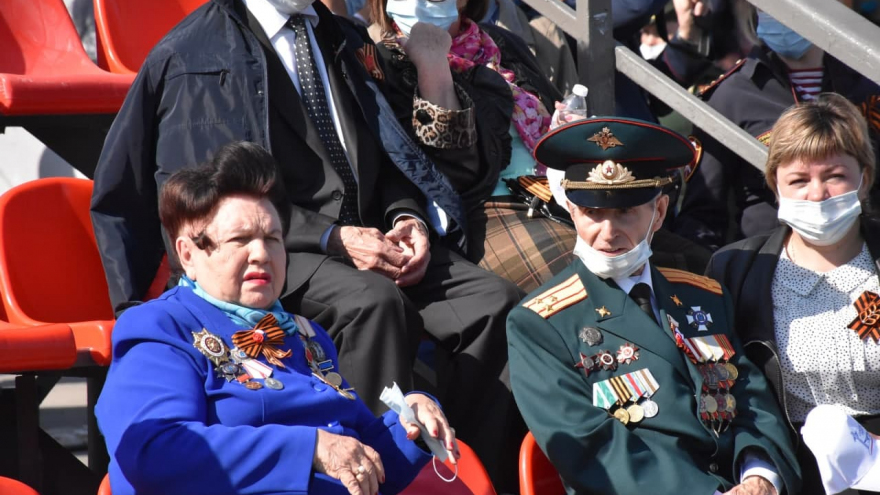 В Саратове состоялось шествие, посвященное Победе (фоторепортаж)