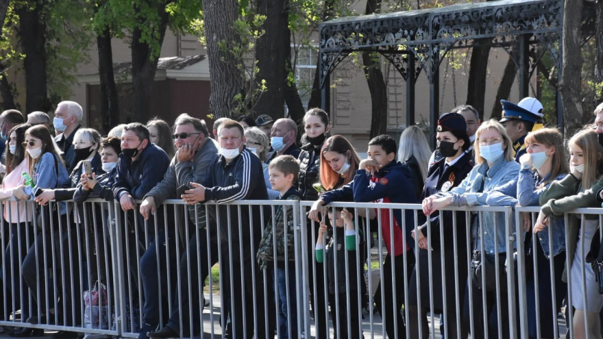 В Саратове состоялось шествие, посвященное Победе (фоторепортаж)
