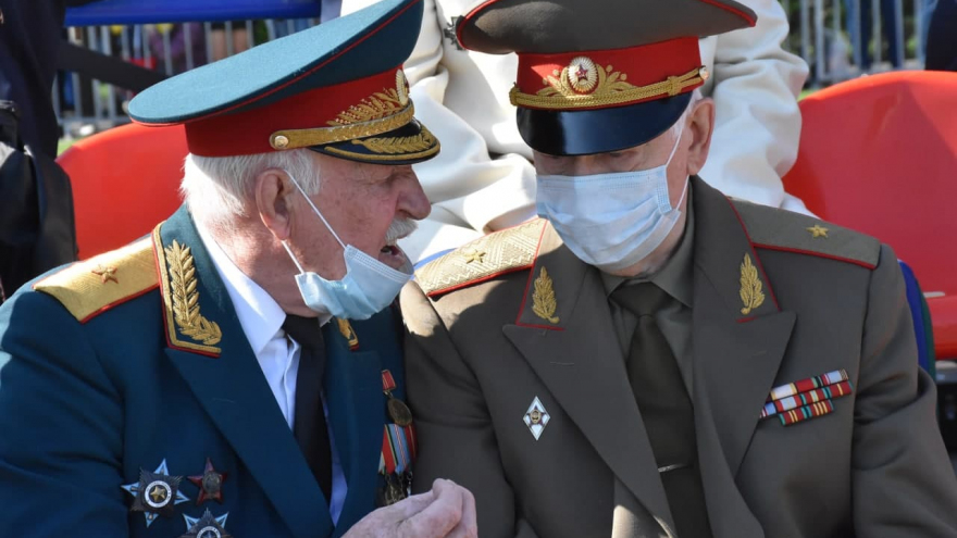 В Саратове состоялось шествие, посвященное Победе (фоторепортаж)