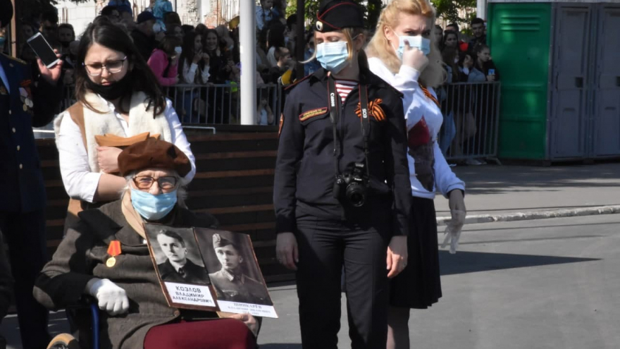 В Саратове состоялось шествие, посвященное Победе (фоторепортаж)