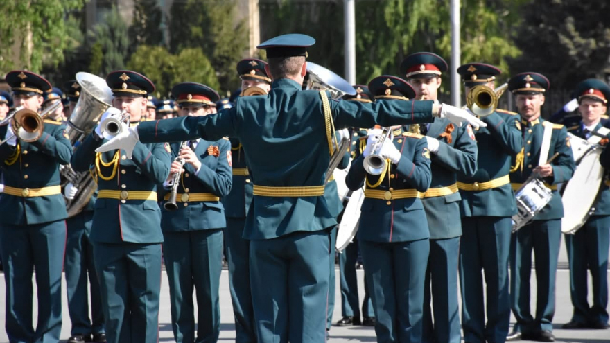 В Саратове состоялось шествие, посвященное Победе (фоторепортаж)